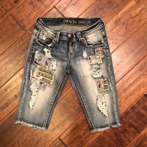 Bermuda jean shorts with decorative patches